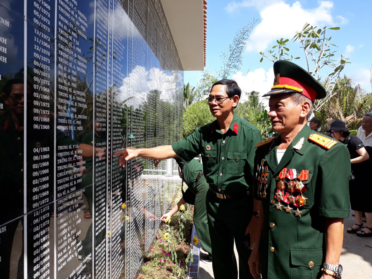 Khánh thành Nhà bia lưu danh nơi thờ 418 liệt sĩ của Trung đoàn 10, Quân khu 9